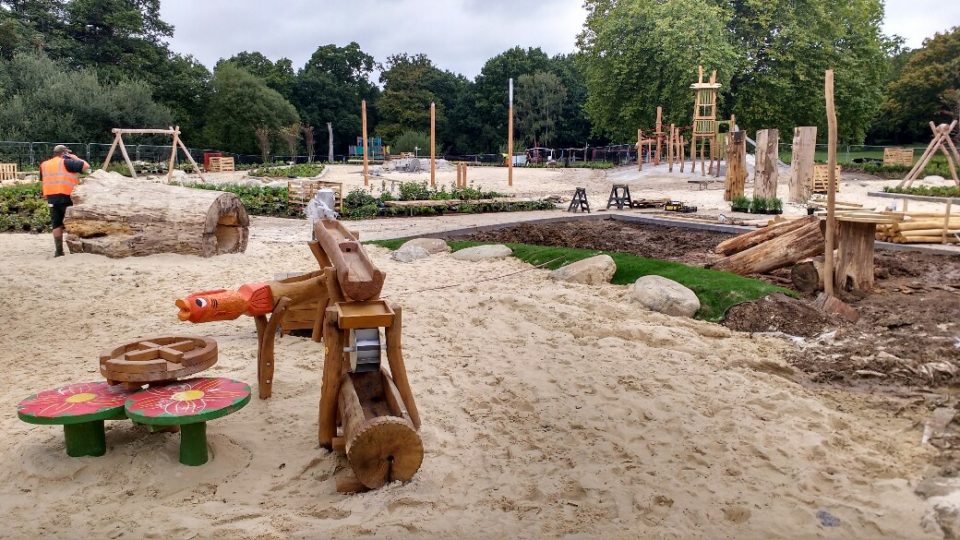 Как детские площадки становятся экологичными: дерево и вода вместо пластика  и металла