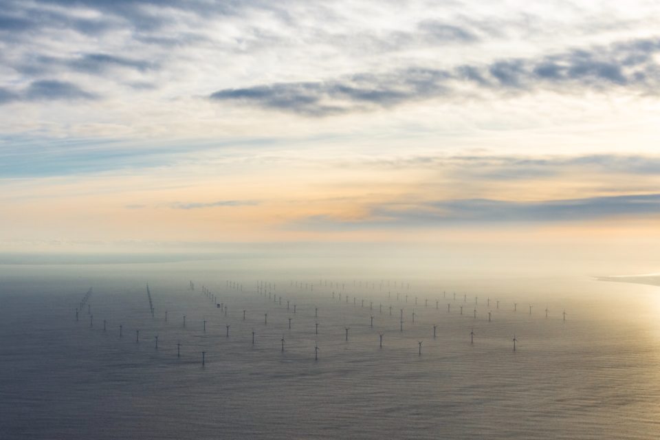 Офшорные ветряные установки в 27 километрах от побережья Норфолка, Британия. Фото: Nicholas Doherty, unsplash.com