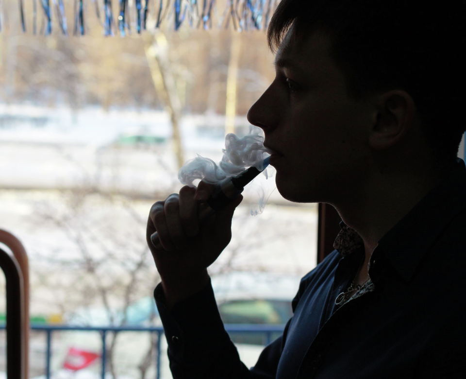 Мужчина курит электронную сигарету. Фото: Виталий Белоусов / РИА Новости