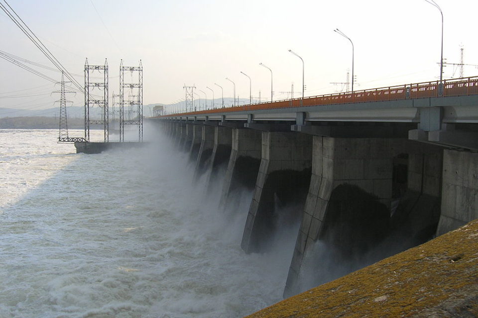 Водосбросная плотина Жигулёвской ГЭС. Источник: commons.wikimedia.org 