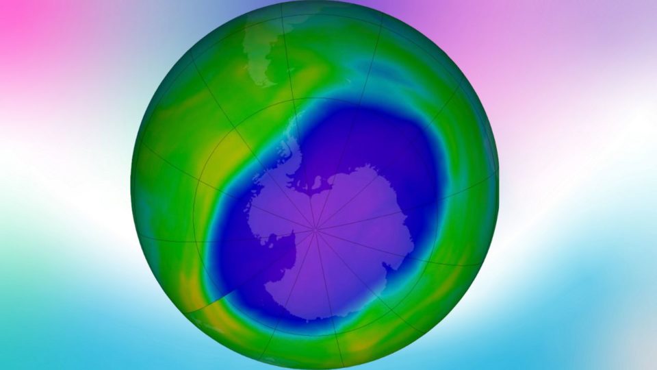 На фото: Синим и фиолетовым цветом показана дыра в защитном озоновом слое Земли над Антарктидой в 2022 году, (НАСА)