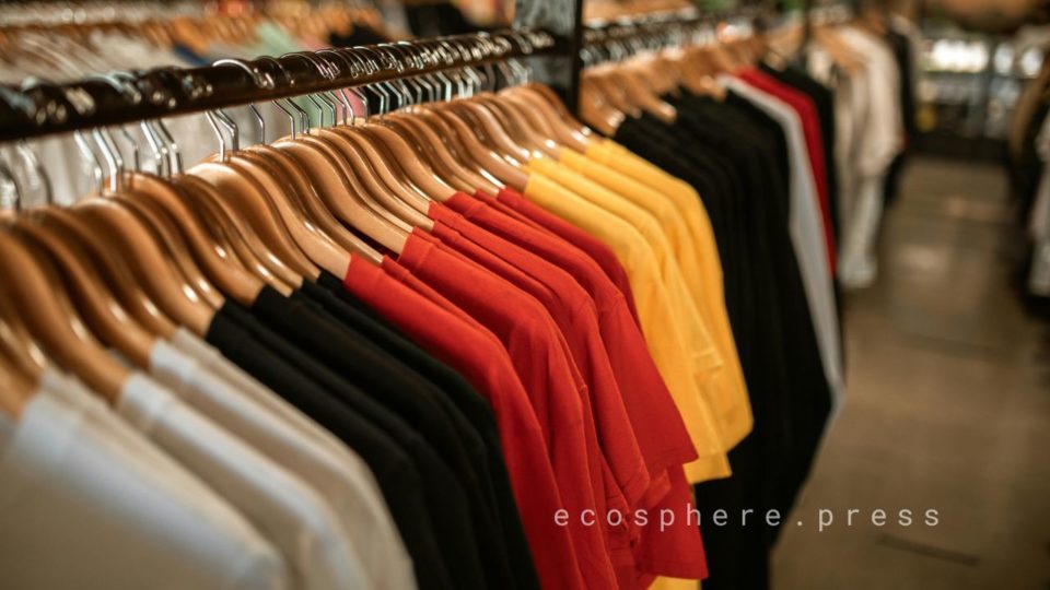 Глобальная индустрия одежды второй составил почти 14%.